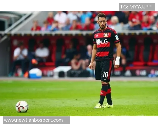 恰尔汗奥卢自豪代表土耳其百场伊尔迪兹有望争夺金球奖 恰尔汗奥卢自豪代表土耳其百场伊尔迪兹有望争夺金球奖