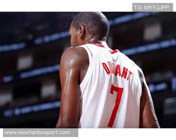 杜兰特场边轻松愉快与火箭助教艾维畅谈免战牌背后心态揭秘 杜兰特场边轻松愉快与火箭助教艾维畅谈免战牌背后心态揭秘