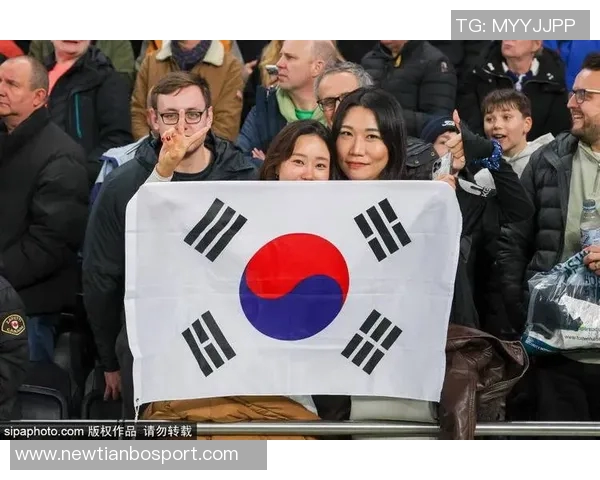 哈维西蒙斯与鲁尼亲密对话合影分享表达深切敬意与荣幸之情