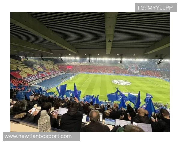 巴黎圣日耳曼主场TIFO致敬十年前巴黎恐袭遇难者的深情纪念